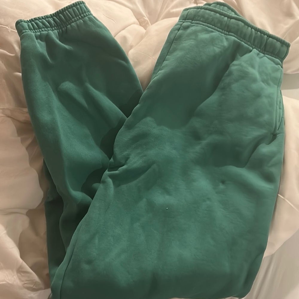 Green TNA cozy mega fleece sweats small